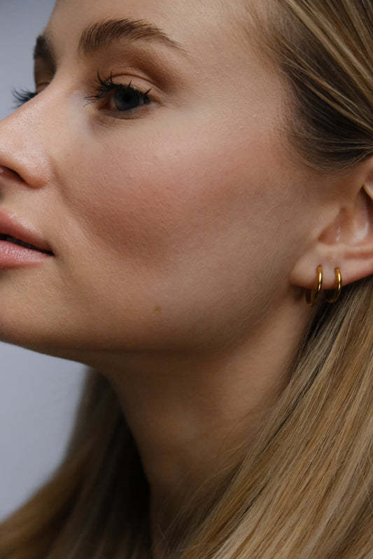 Single Halo 12mm Gold Huggie Hoop Earring | 18K Gold | Implant Grade Titanium