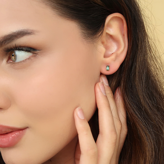 Single Mini Baguette Stud Earring in Titanium